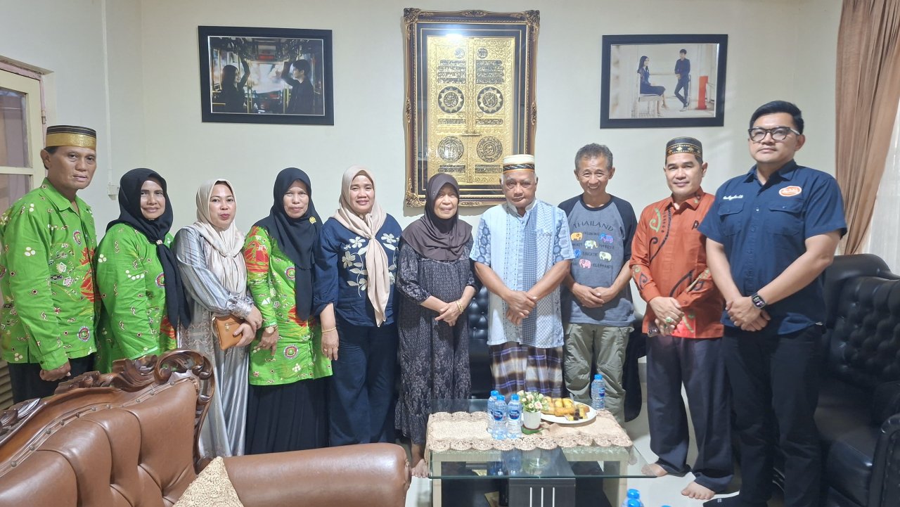 Wabup Sidrap Sambangi Kediaman Dr. Pahima Iskandar, Wakil Wali Kota Sorong Dua Periode